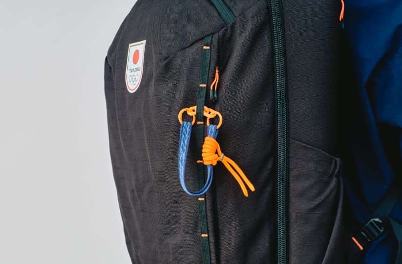 チャームをバックパックにつけた画像