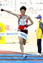 ２７歳西山が優勝、鎧坂２位 別大マラソン、ＭＧＣ６人
