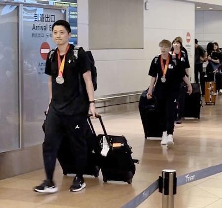バスケ監督「糧にしてパリへ」 アジア杯準優勝の女子代表が帰国