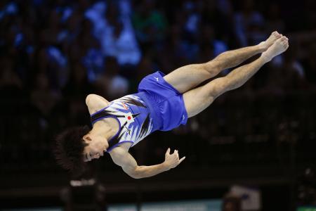 世界体操、南一輝が床運動「銀」 種目別決勝