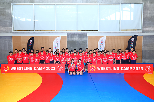 金城梨紗子選手・川井友香子選手が子供たちとレスリングで交流「RISAKO & YUKAKO WRESTLING CAMP」を開催