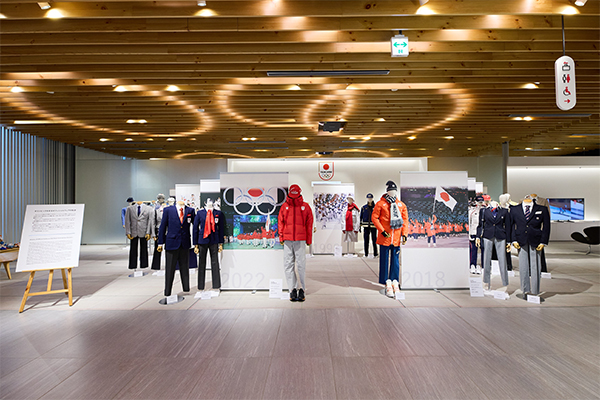 日本オリンピックミュージアム企画展「オリンピックを彩るオフィシャルウェアの軌跡」を開催中