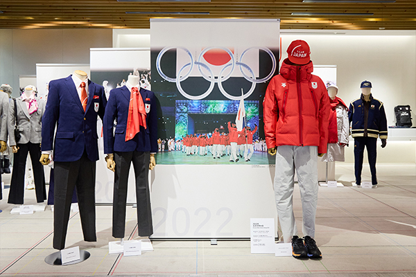 日本オリンピックミュージアム企画展「オリンピックを彩るオフィシャルウェアの軌跡」を開催中