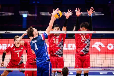 決勝のフランス戦でブロックする高橋健（１０）と石川（１４）＝ウッジ（Ｖｏｌｌｅｙｂａｌｌ　Ｗｏｒｌｄ提供・共同）