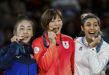 柔道女子４８キロ級の表彰式で金メダルかむしぐさをする角田夏実ら。左は２位のモンゴルのバーサンフー、右は３位のフランスのブクリ＝パリ（共同）