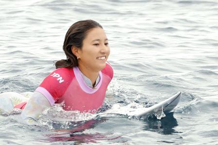 女子２回戦を終え、笑顔を見せる松田詩野＝タヒチ（共同）