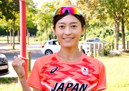 取材後にポーズをとる陸上女子競歩の岡田久美子＝パリ郊外（共同）