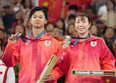 パリ五輪のバドミントン混合ダブルスで、２大会連続の銅メダルを獲得した渡辺勇大（左）と東野有紗＝２日、パリ（共同）