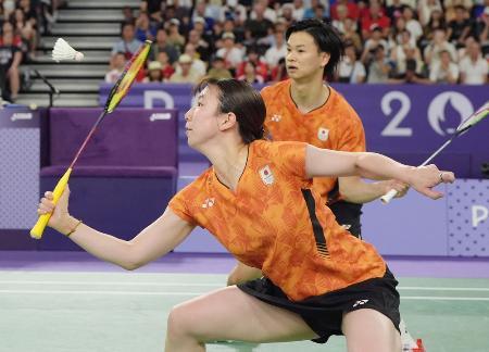 パリ五輪の混合ダブルス３位決定戦　韓国ペアと対戦する渡辺勇大（奥）、東野有紗組＝２日、パリ（共同）
