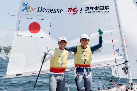 セーリングの全日本４７０級選手権で優勝した岡田奎樹（左）、吉岡美帆組＝江の島ヨットハーバー沖（日本４７０協会提供）