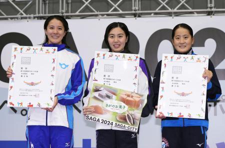 成年女子２００メートル個人メドレーで優勝した東京・松本信歩（中央）。左は２位の滋賀・大橋悠依＝ＳＡＧＡサンライズパーク水泳場（共同）