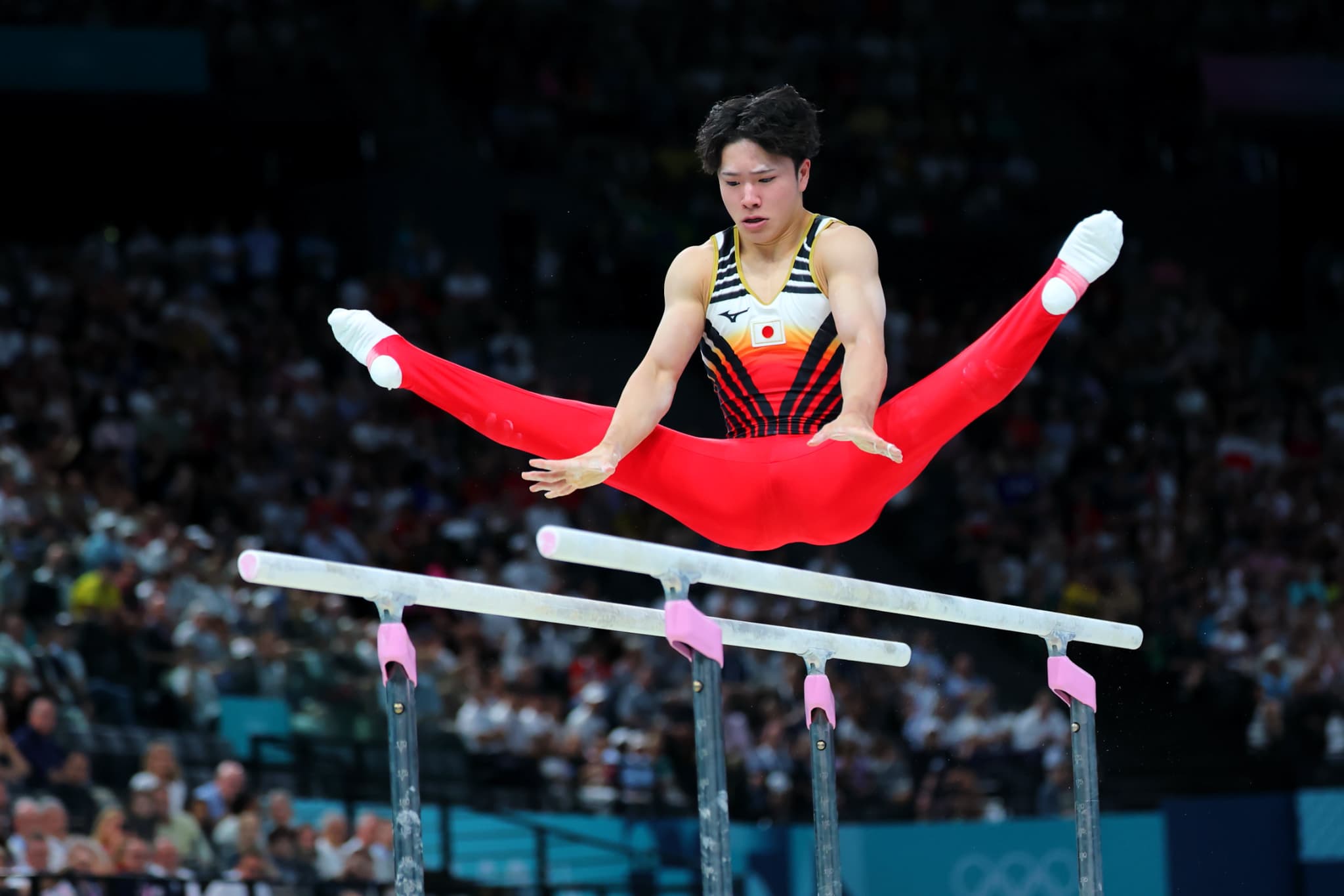 平行棒で技を決める岡慎之助選手（写真：西村尚己／アフロスポーツ）