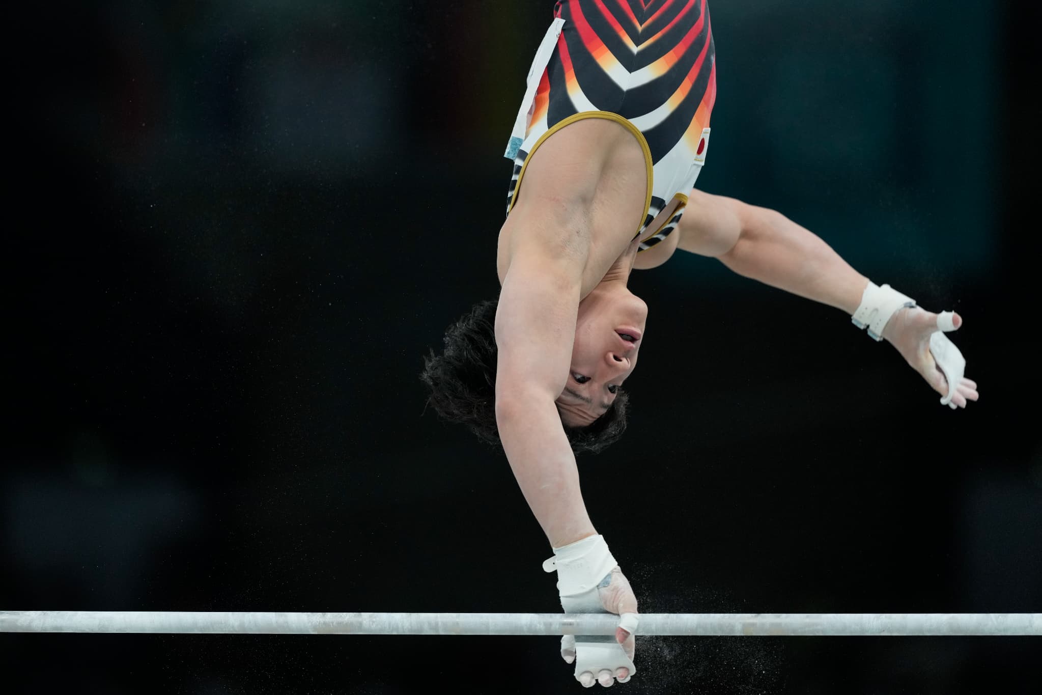 鉄棒競技中の岡慎之介選手（写真：AP／アフロ）