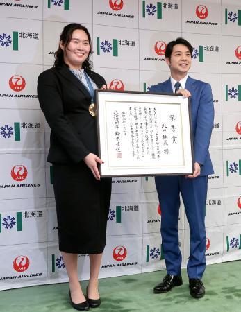 北海道から栄誉賞を授与された陸上女子やり投げの北口榛花選手。右は鈴木直道知事＝１０日午後、道庁