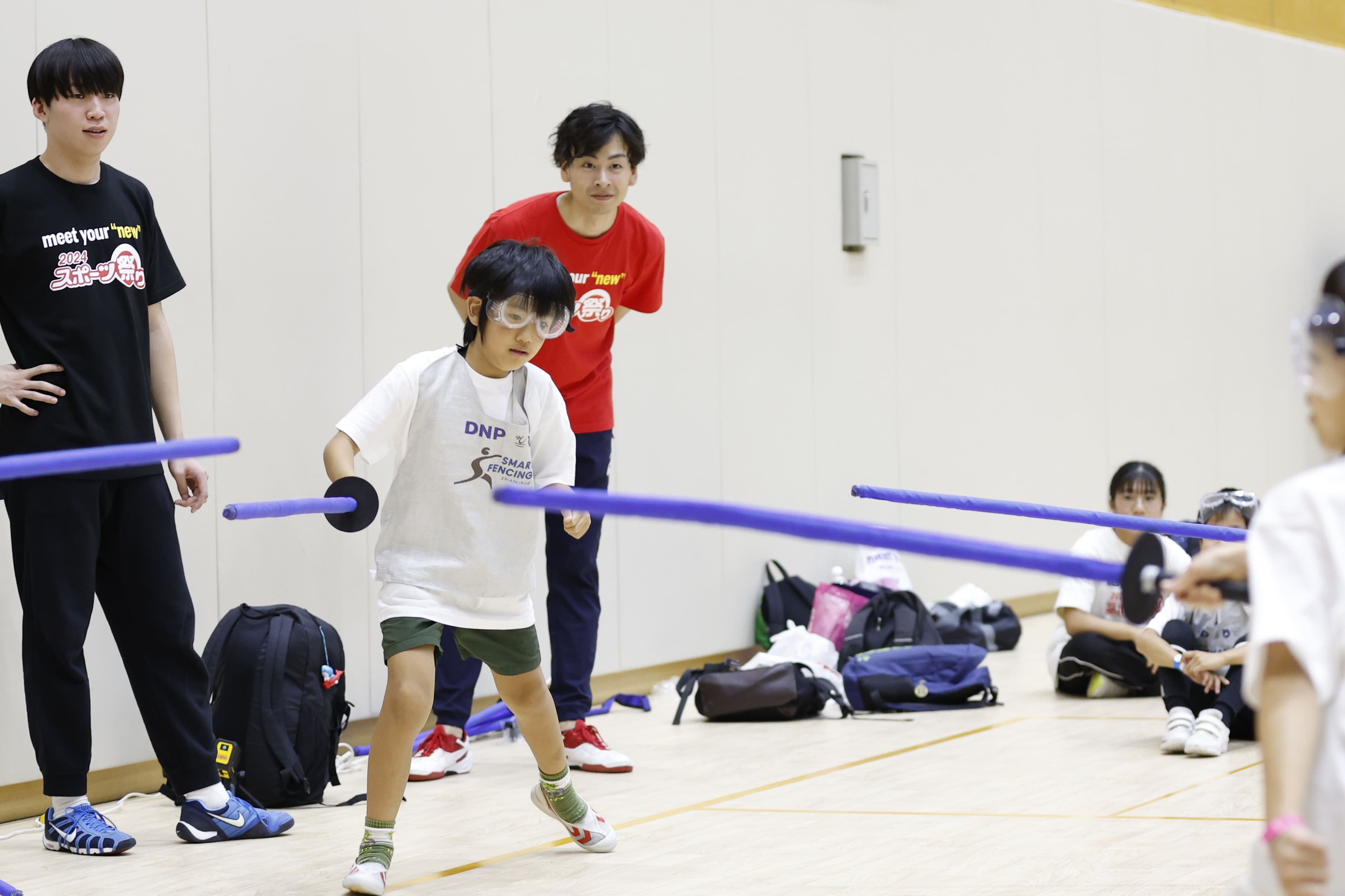 宇山賢さんが見守る中スマートフェンシングに挑戦する子ども達（写真：フォート・キシモト）