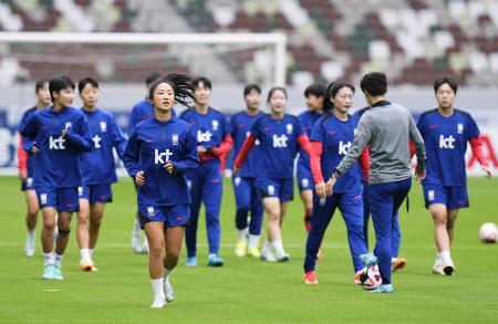 サッカー女子国際親善試合の日本戦に向け、最終調整する韓国代表＝国立競技場（共同）