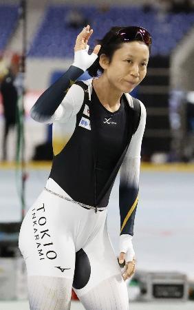 女子１５００メートルのレースを終え、声援に応える高木美帆＝長野市エムウェーブ（共同）