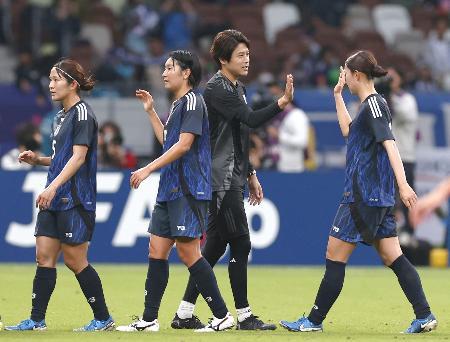 韓国に快勝し、タッチを交わす内田コーチ（右から２人目）＝国立競技場（共同）