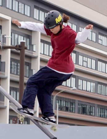 スケートボードの女子で優勝した吉沢恋＝横浜赤レンガ倉庫イベント広場（共同）