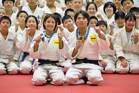 「ＡＢＥ　ＣＵＰ」で小学生らと記念写真に納まる阿部一二三（手前右）と詩＝１０日、横浜市（共同）