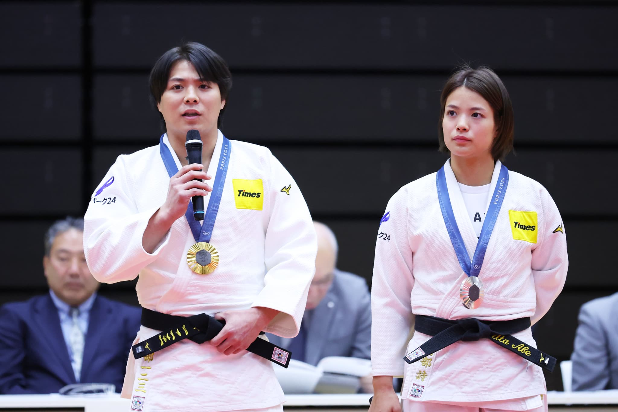 挨拶をする阿部一二三選手と阿部詩選手（写真：アフロスポーツ）