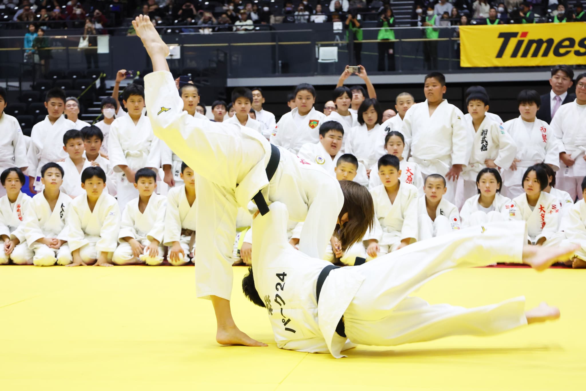 デモンストレーションとして内股を披露する阿部詩選手（写真：アフロスポーツ）