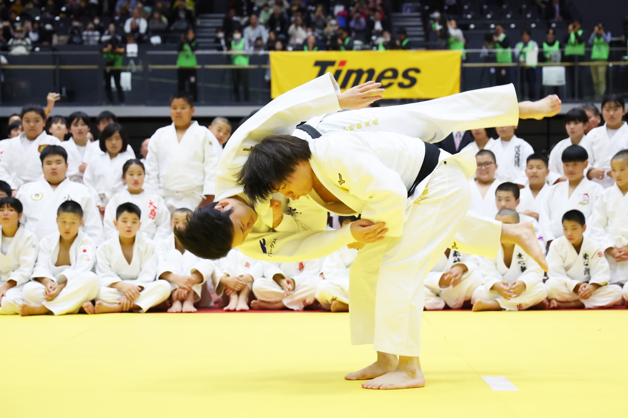 デモンストレーションとして背負投げを披露する阿部一二三選手（写真：アフロスポーツ）