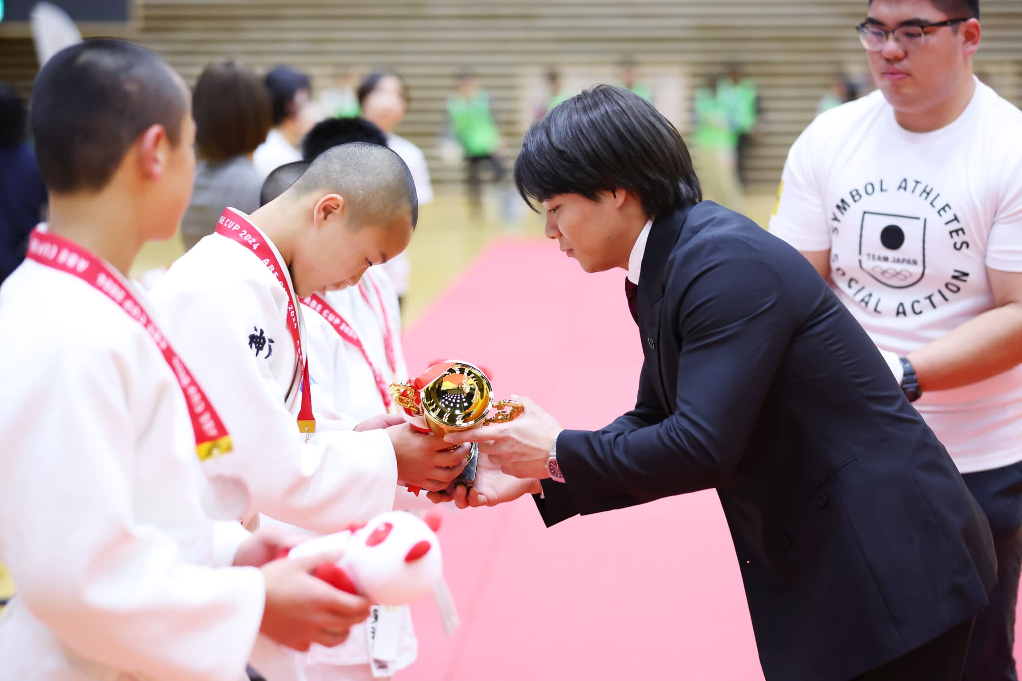 CUPを贈呈する阿部一二三選手（写真：アフロスポーツ）