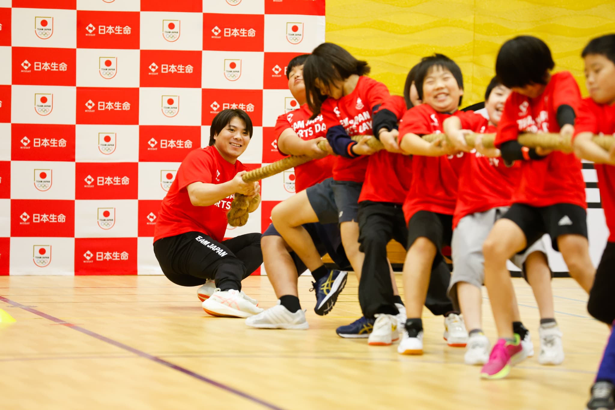 子どもたちと一緒に綱引きを楽しむ阿部一二三選手（写真：フォート・キシモト）