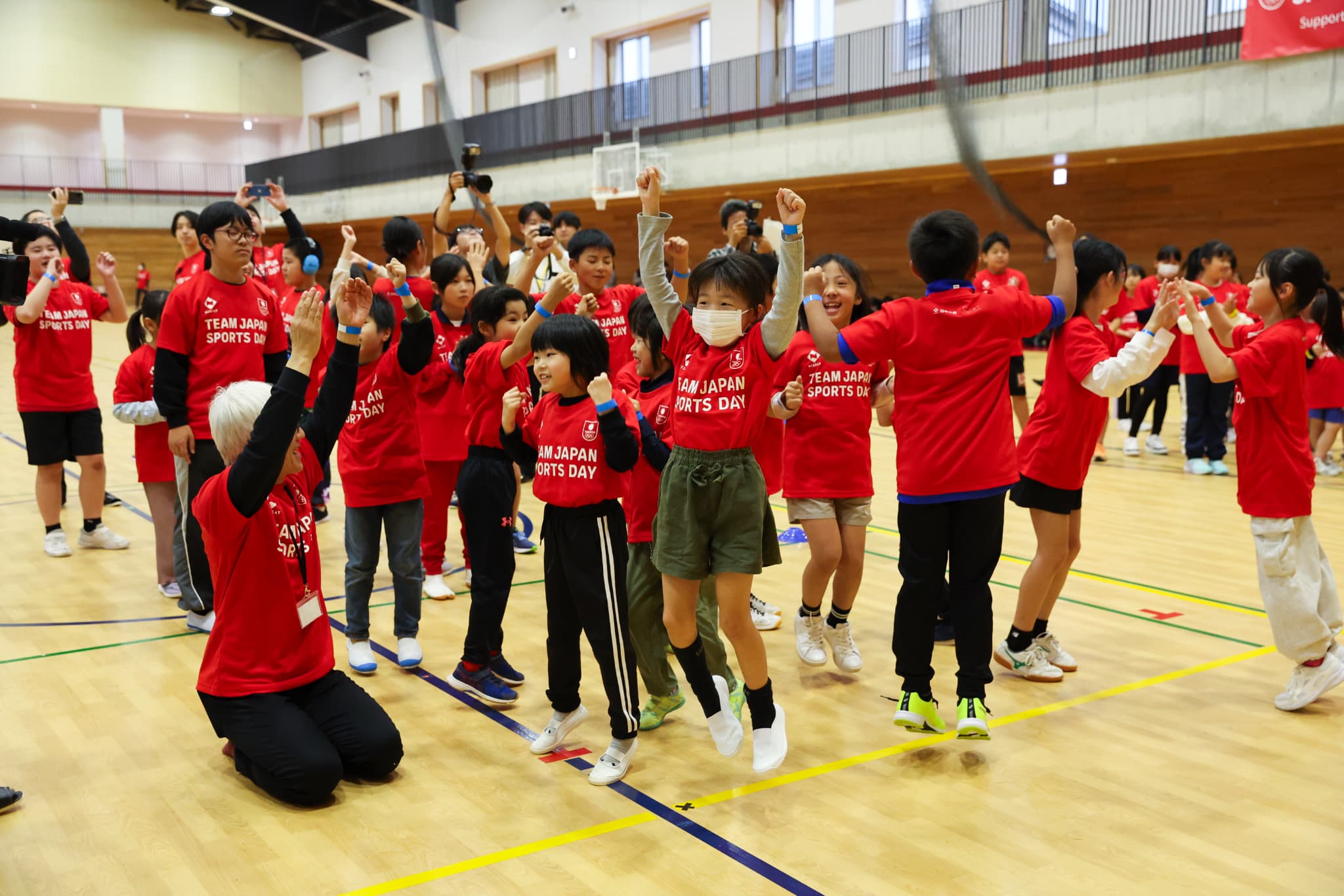 運動会を制して喜ぶBチームの子どもたち（写真：フォート・キシモト）