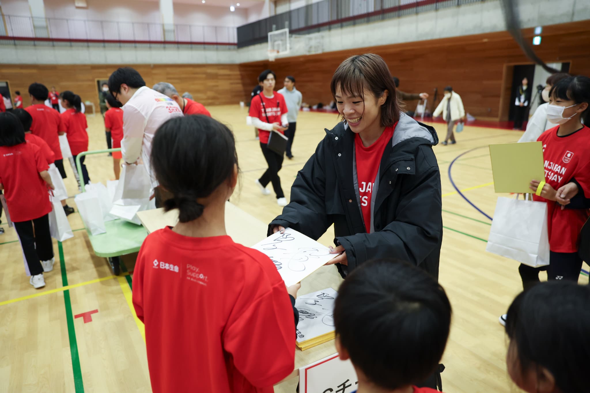 記念品を手渡す金城梨紗子選手（写真：フォート・キシモト）