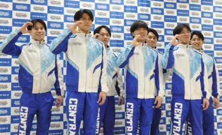 新年最初の練習を公開し、ポーズをとるセントラルスポーツの橋本大輝（左から２人目）ら＝６日、千葉県印西市