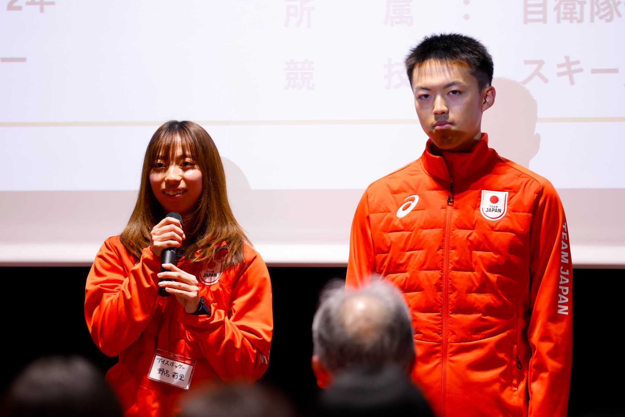 旗手を務める野呂莉里選手（左）と森口翔太選手（写真：フォート・キシモト）