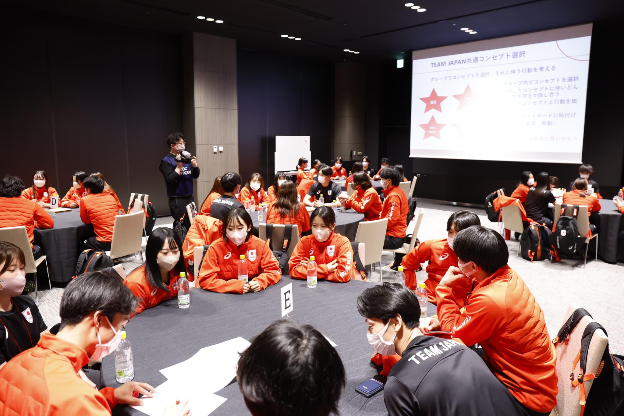 チームビルディングで今大会のTEAM JAPAN共通コンセプトを話し合う（写真：フォート・キシモト）