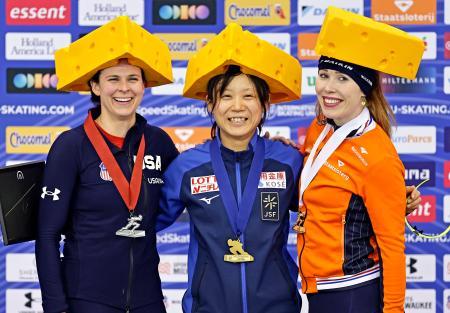 女子１０００メートルで優勝し表彰式で笑顔の高木美帆（中央）。五輪実施の個人種目でＷ杯通算３５勝目に達し日本勢単独最多とした＝ミルウォーキー（共同）