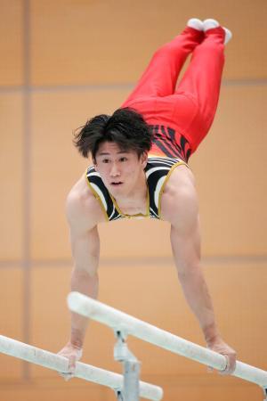 体操男子強化合宿の試技会で調整する橋本大輝＝味の素ナショナルトレーニングセンター