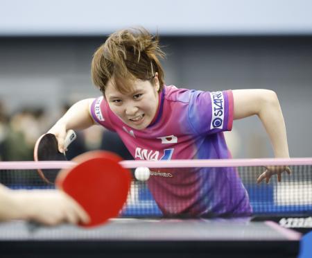 卓球の世界選手権に向け練習する平野美宇＝東京都北区の味の素ナショナルトレーニングセンター