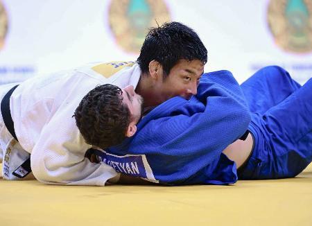 男子８１キロ級準決勝で相手を抑え込む永瀬貴規（上）＝アスタナ（国際柔道連盟提供・共同）
