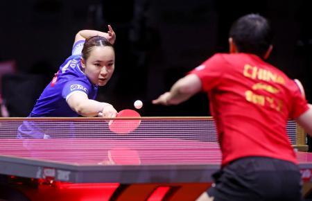 女子シングルス準決勝で中国の孫穎莎（手前）と対戦する伊藤美誠＝ドーハ近郊（共同）