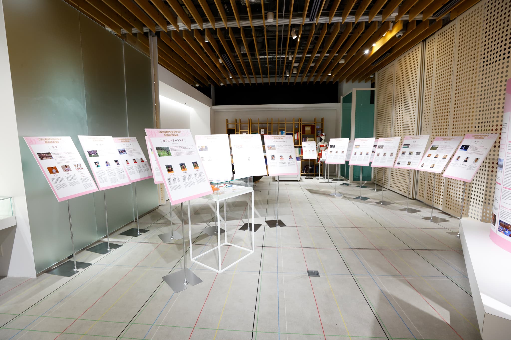 ウェルカムサロン手前のカーペットエリア全面には東京2025デフリンピックの競技紹介などが展示中（写真：フォート・キシモト）
