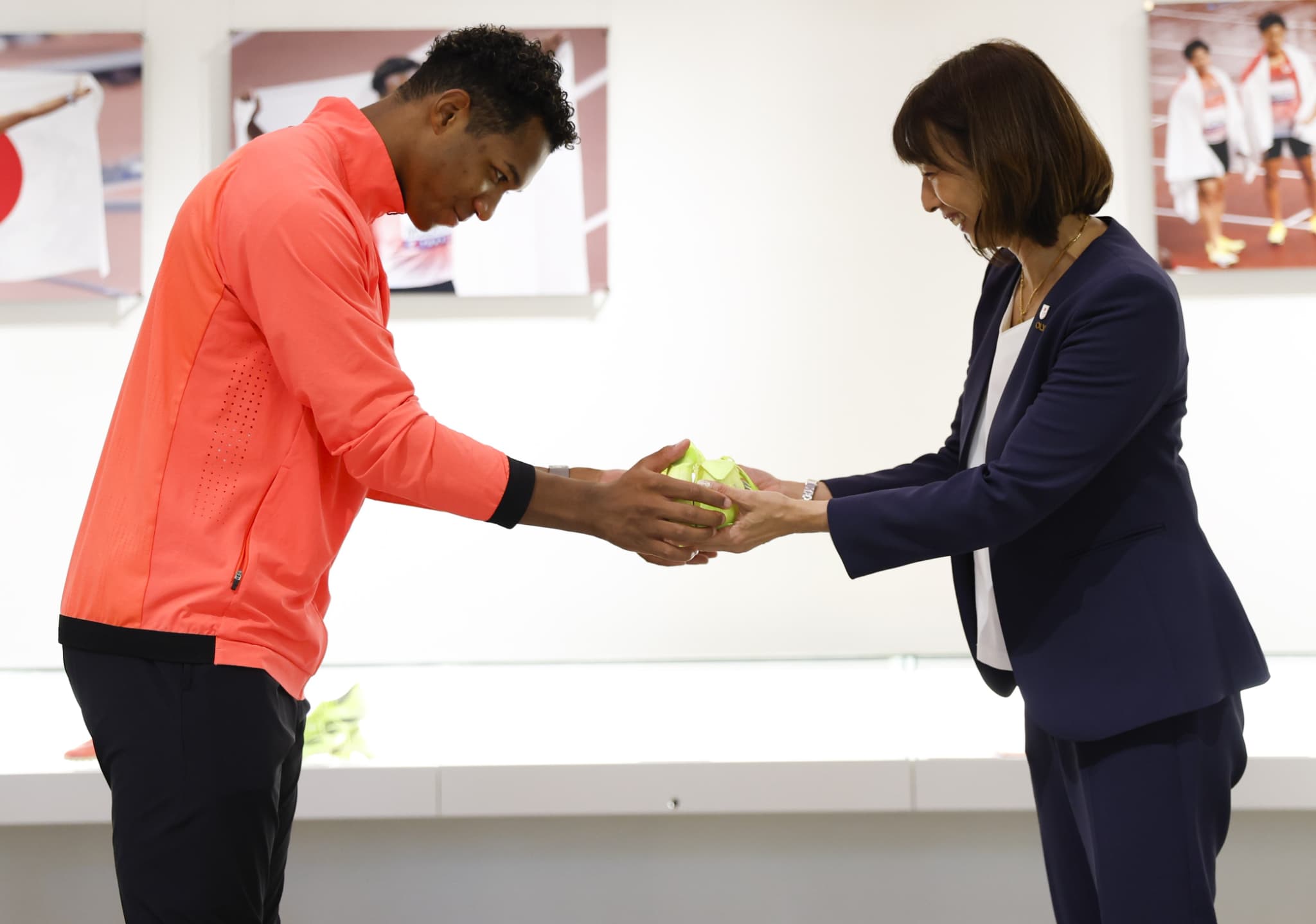 村竹ラシッド選手より小谷実可子JOC常務理事へシューズの贈呈（写真：フォート・キシモト）