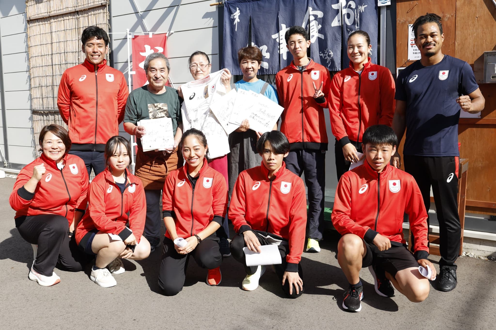 定食屋にて記念撮影（写真：フォート・キシモト）