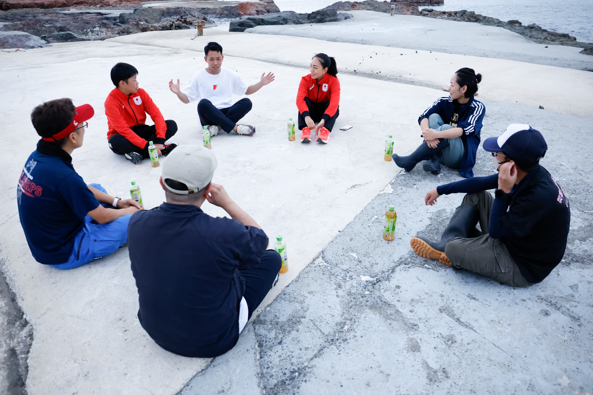 地元の方と意見交流する西村光稀選手と渡辺瑠伊選手（写真：フォート・キシモト）