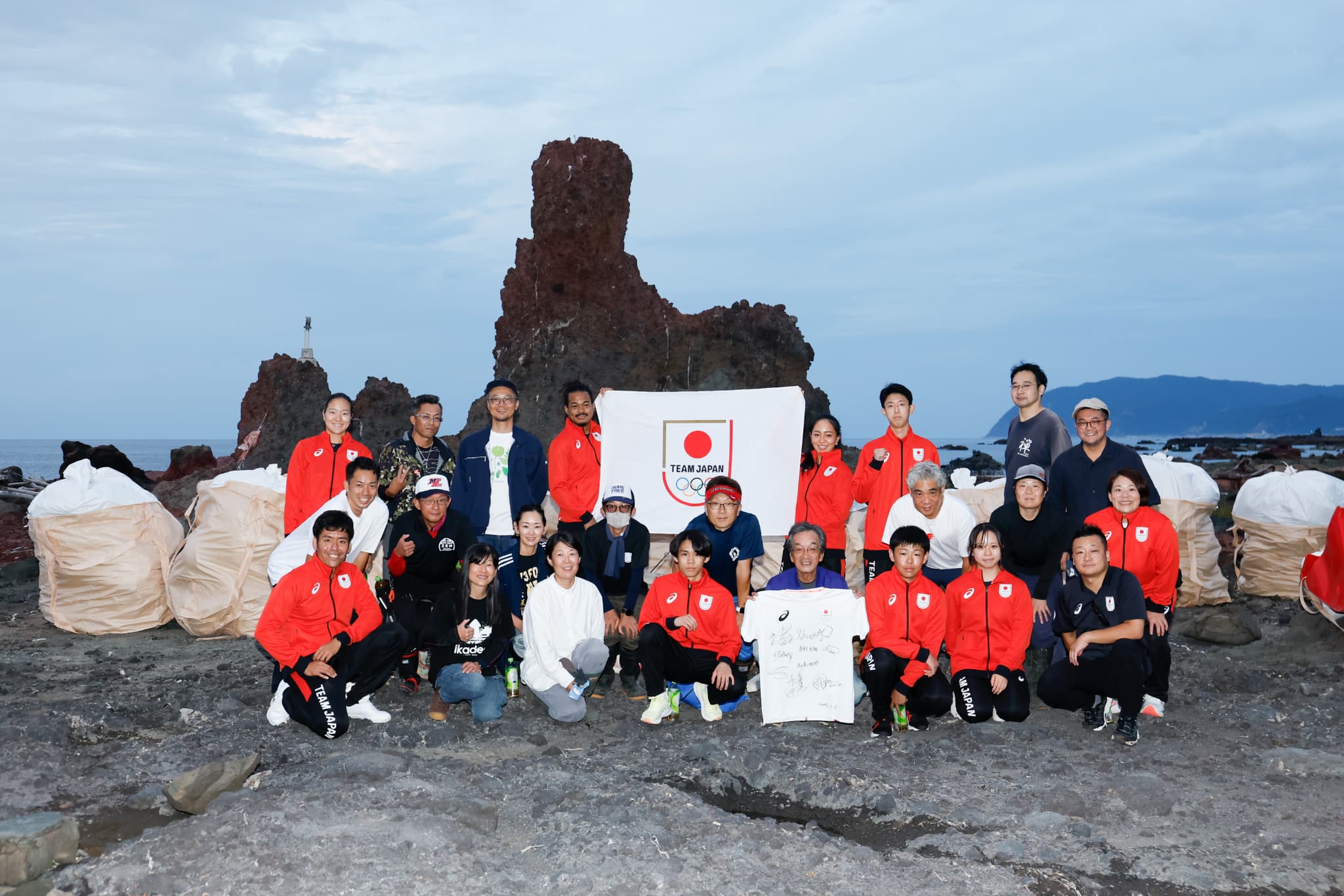 ビーチクリーン活動終了後に記念撮影（写真：フォート・キシモト）