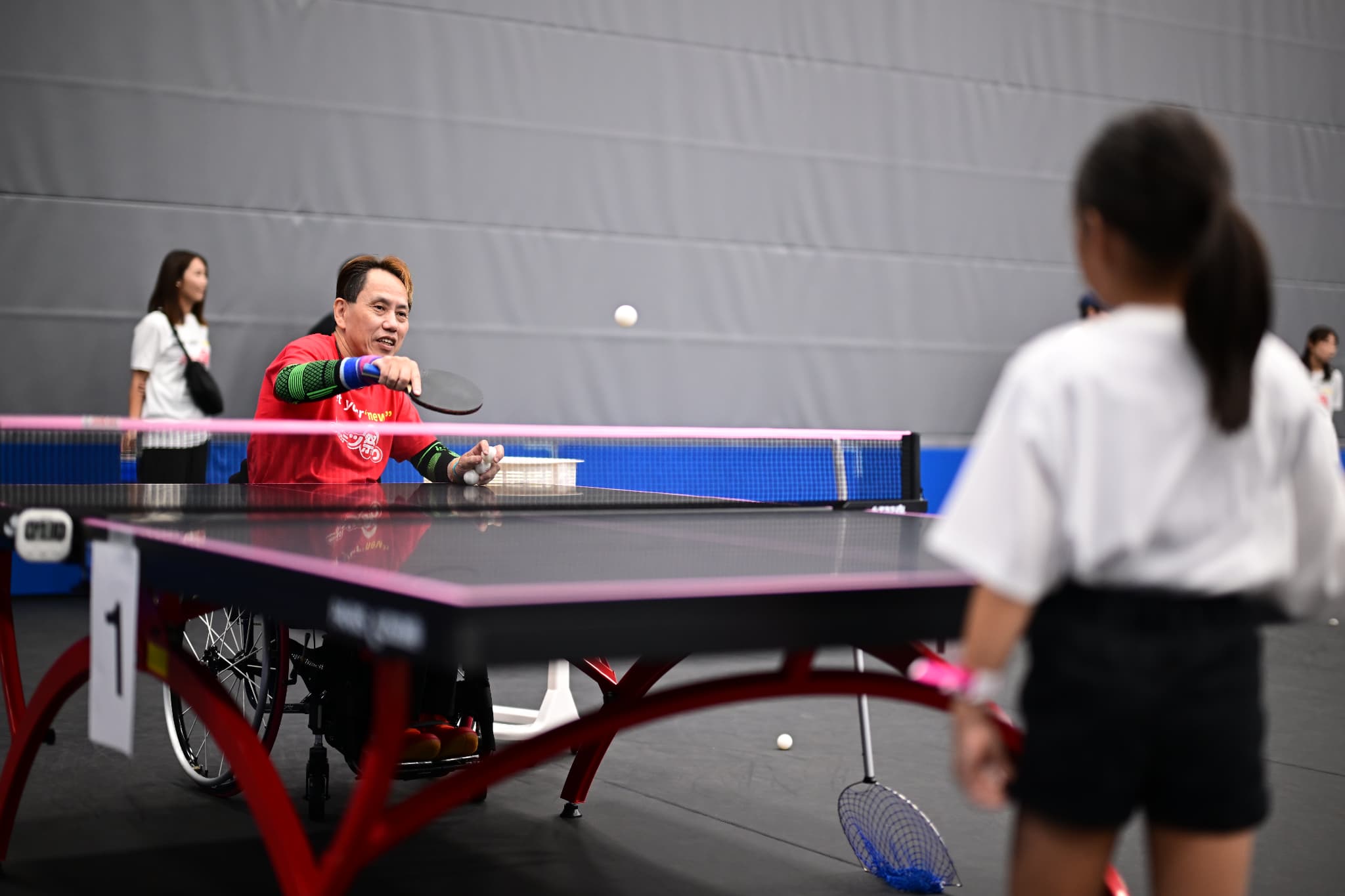 卓球体験教室で指導をする吉田新一さん(写真:アフロスポーツ)