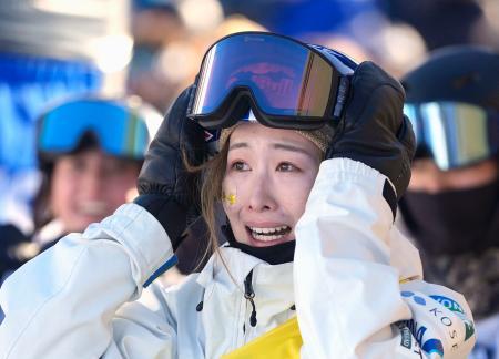 女子ビッグエアで優勝し、喜ぶ鬼塚雅＝スティームボートスプリングズ（共同）（共同）