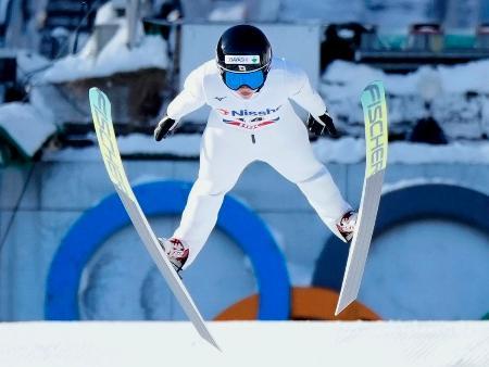 女子で優勝した岩佐明香＝大倉山