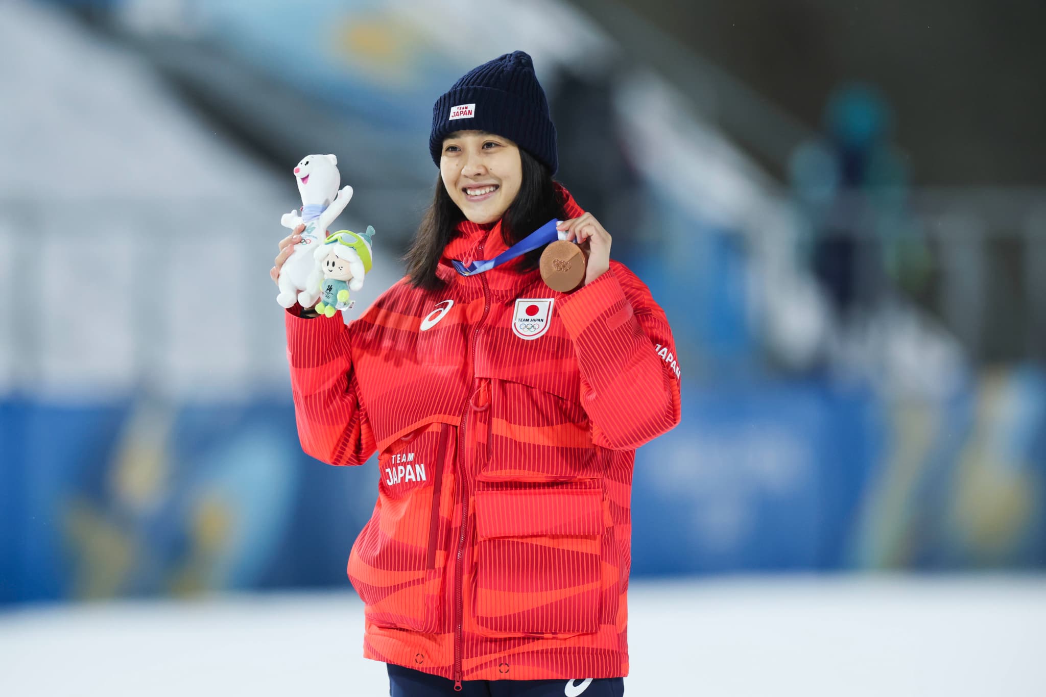 記念撮影をする丸山希選手（写真：川口浩輝／フォート・キシモト）