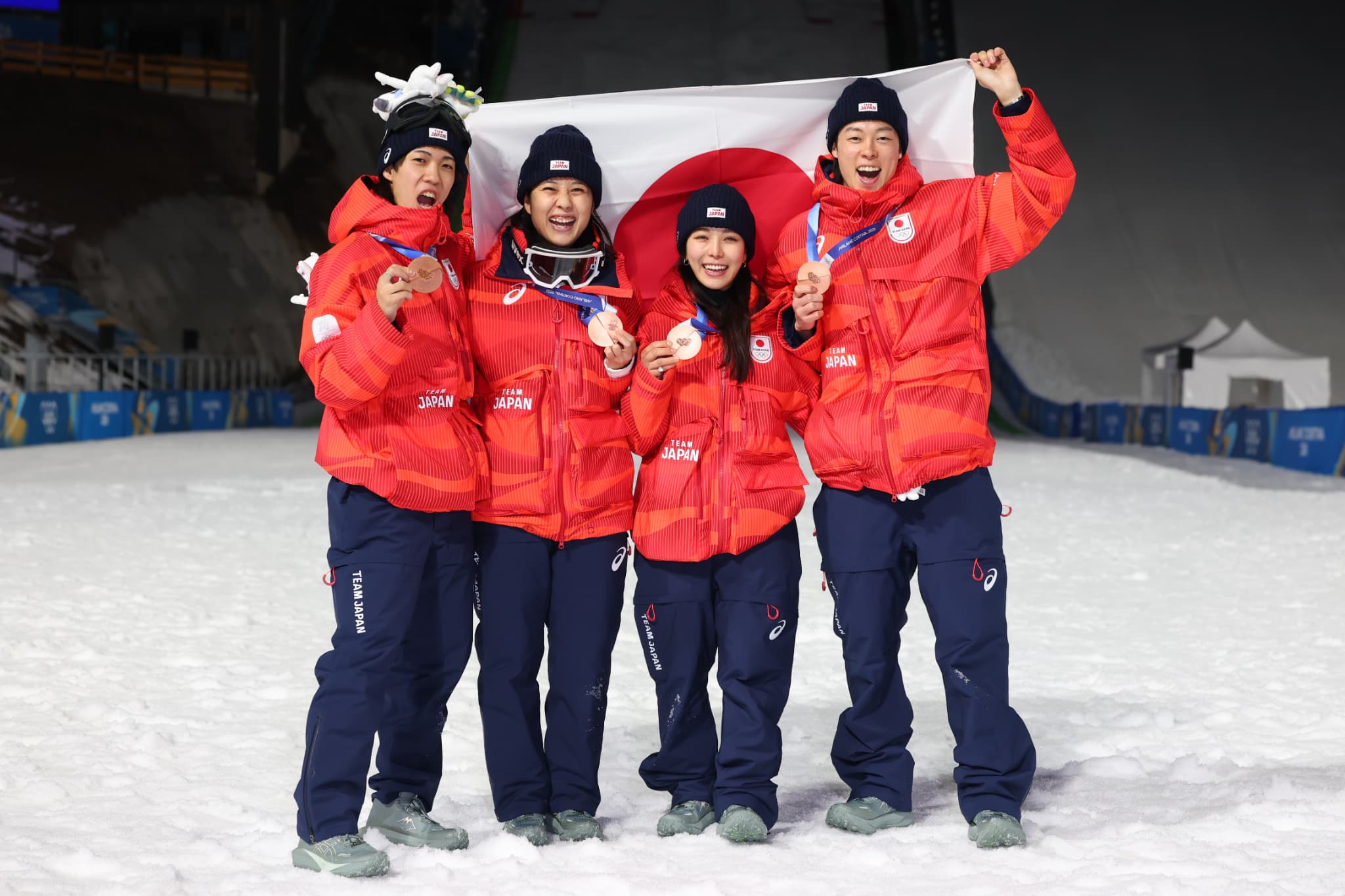 04_記念撮影をする（左から）二階堂蓮選手、丸山希選手、髙梨沙羅選手、小林陵侑選手（写真：長田洋平／アフロスポーツ）