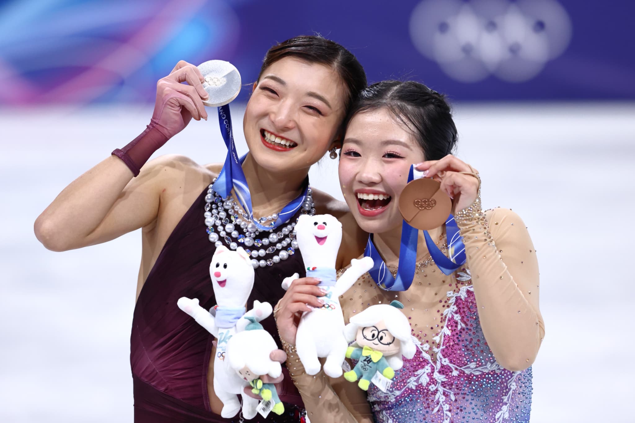 記念撮影をする坂本選手（左）と中井選手（右）（写真：西村尚己／アフロスポーツ）